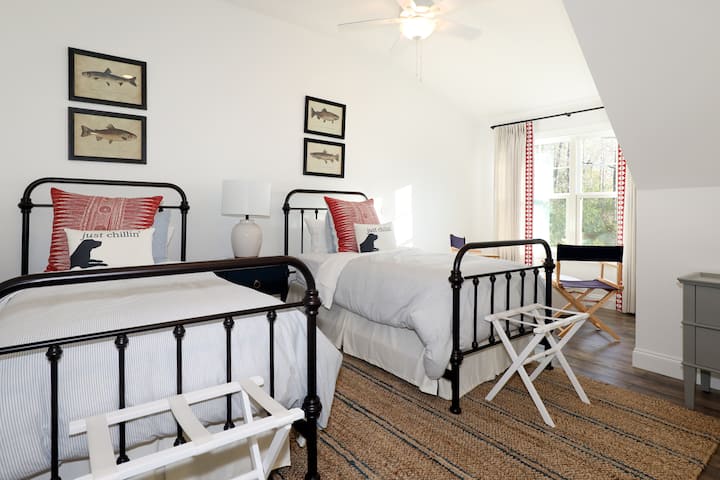 Საძინებელი 3: ლოფტის სივრცე 2 ორადგილიანი საწოლით.