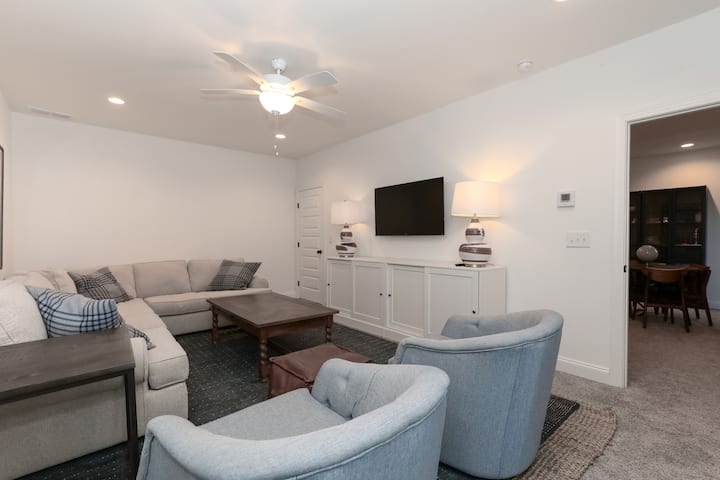 Კომფორტული საოჯახო ოთახი გამოსაწევი ტახტით