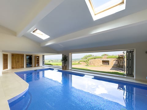 Amazing Views & Private Heated Pool, Yorkshire