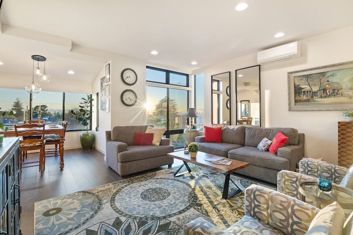 12 Min to Stadiums, 5 Min to Alki, 90 Walk Score