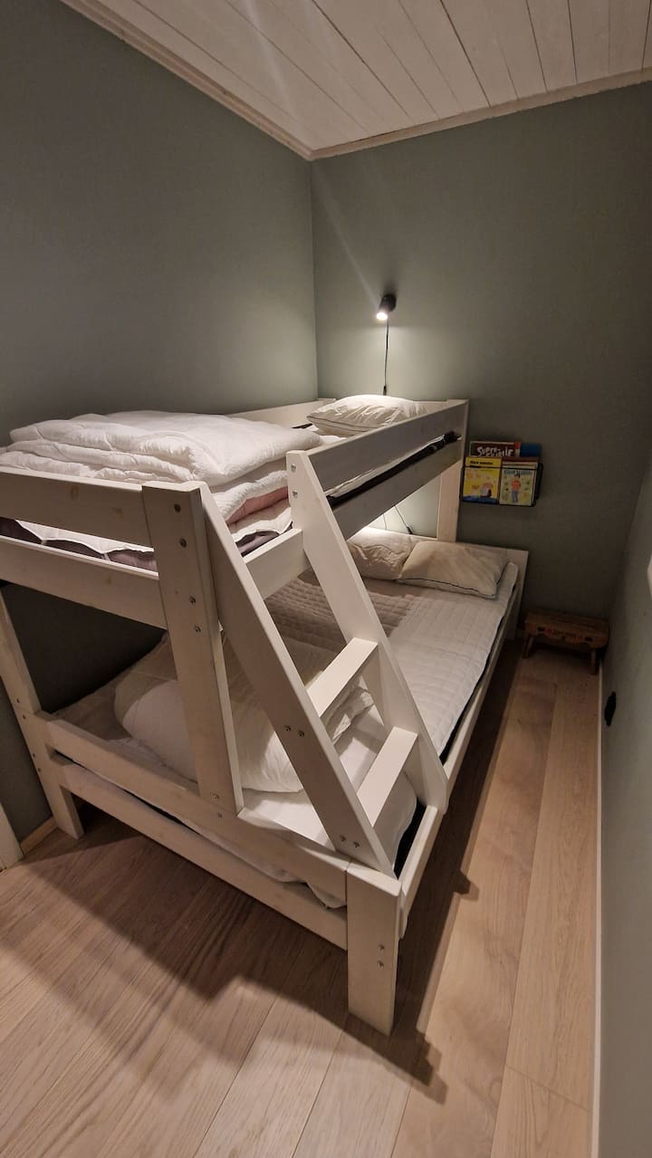 Krevat marinari - 80 cm lart, krevat i poshtëm 120 cm.