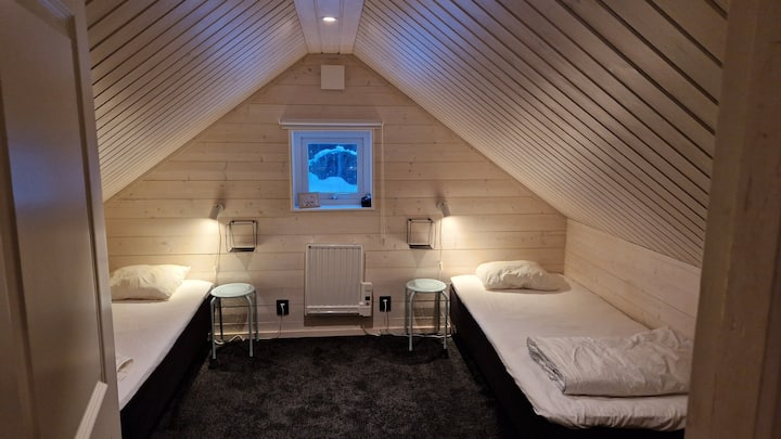 Dhomë gjumi në loft. Dy krevate 90 cm të gjerë.