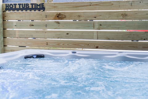 Cozy & Fun! Hot Tub * Arcade * Pool Table * 75" TV