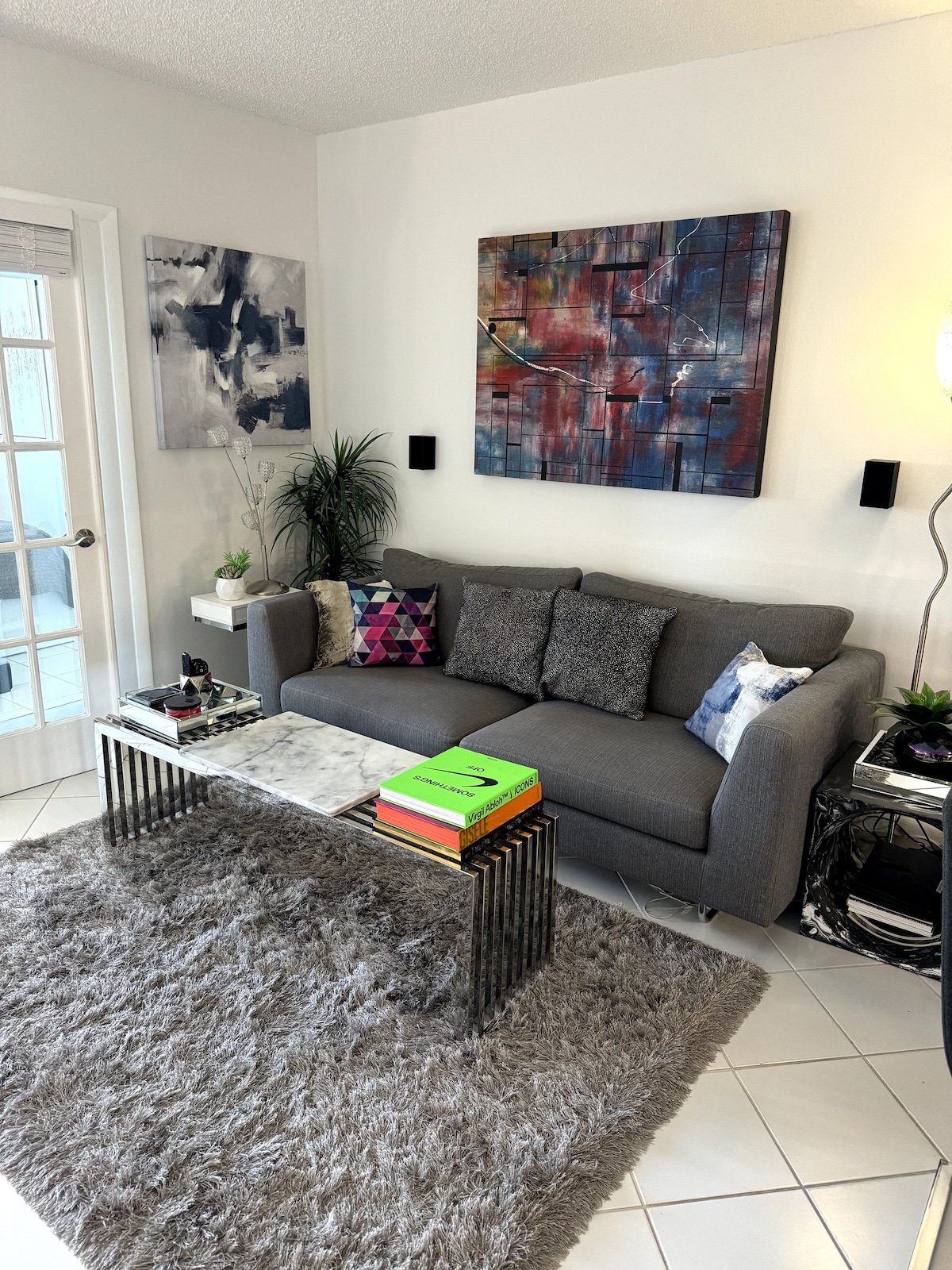 Sala de estar con amplio sofá