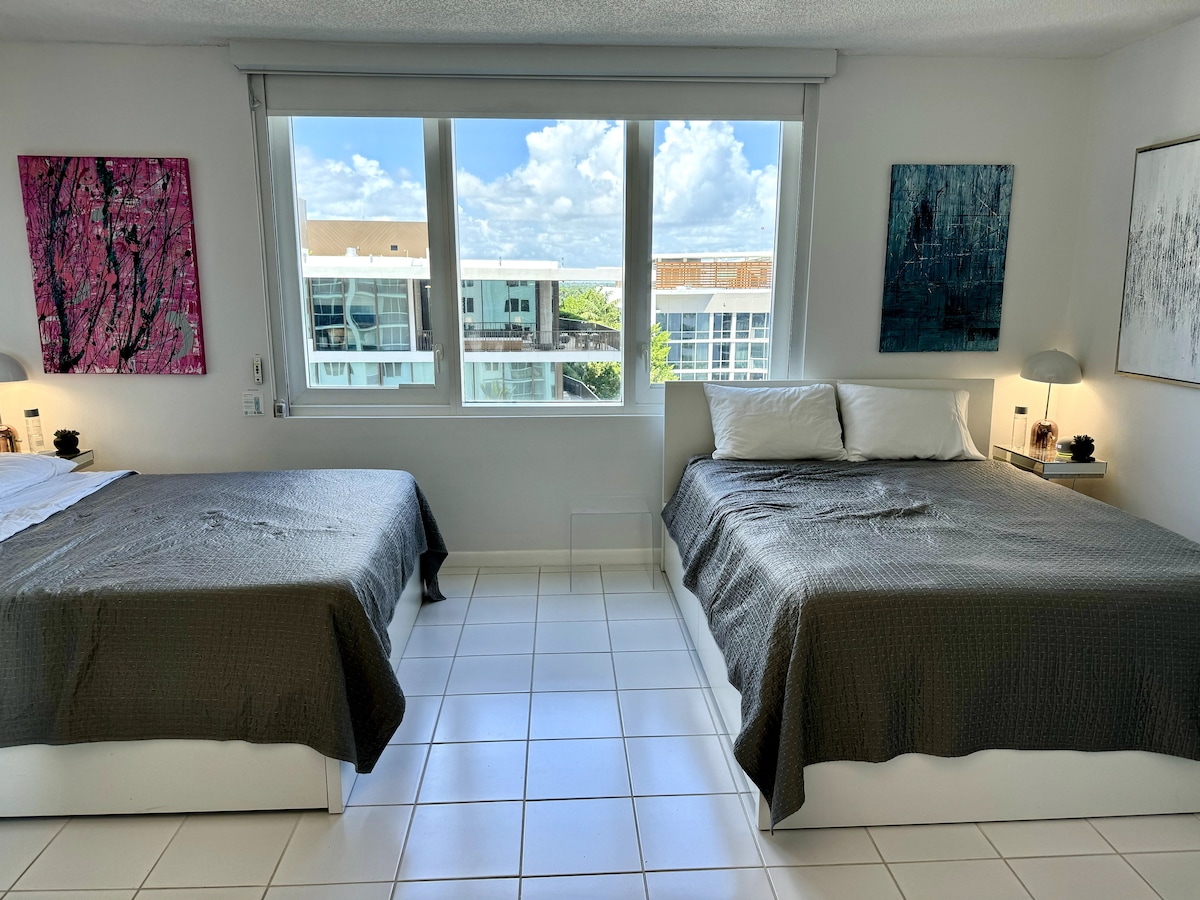 Entrada al dormitorio, con 2 camas tamaño queen y vistas a la ciudad/bahía.