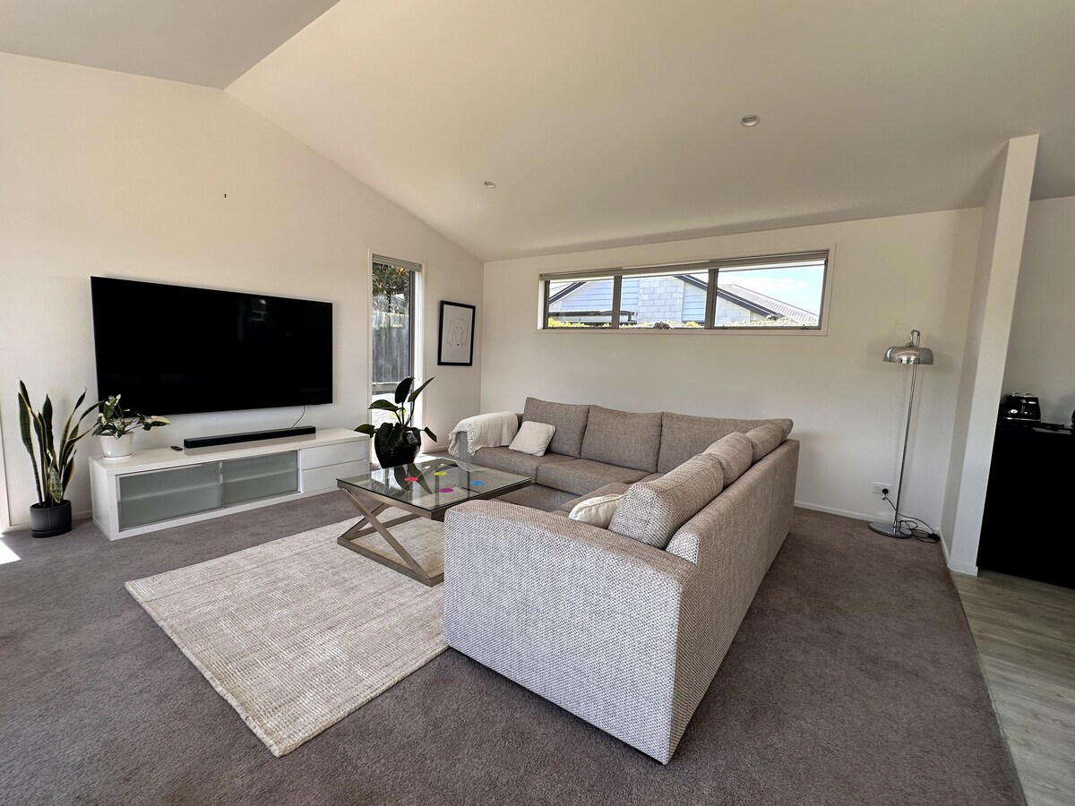 Top performing Airbnb: Easy Beach Holiday in Papamoa Beach