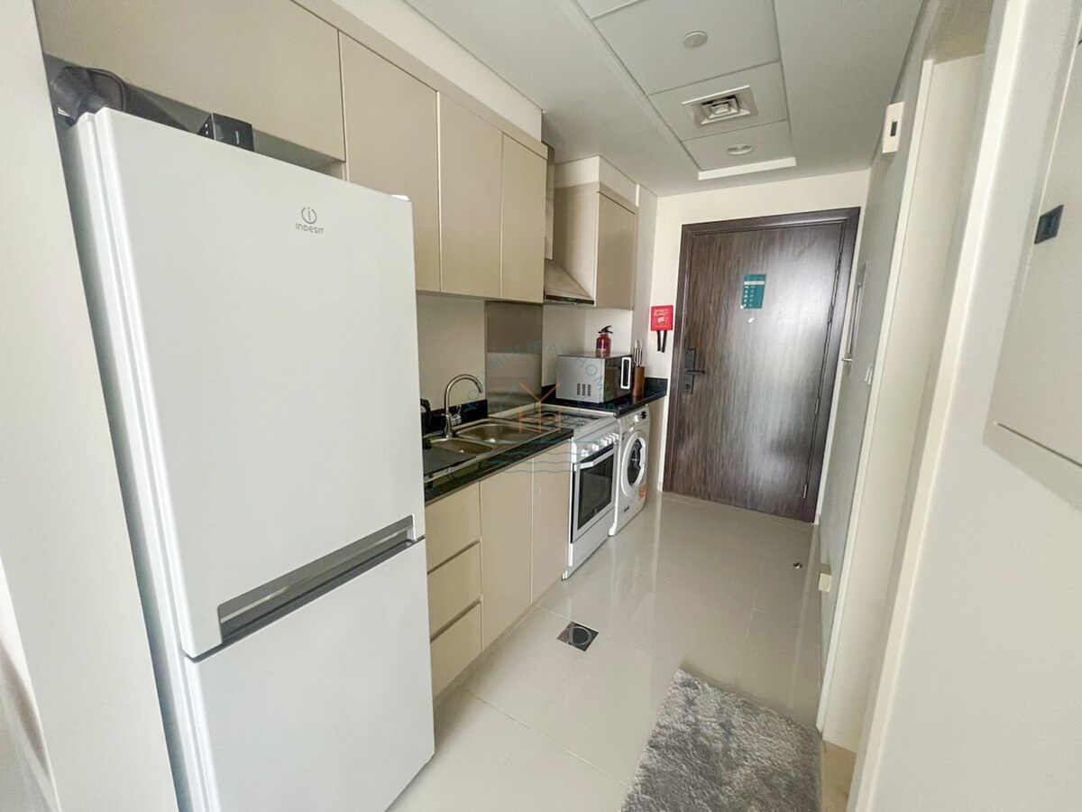Top Airbnb: Modern Condo With Wide City Views From Balcony in Al Hebiah Third