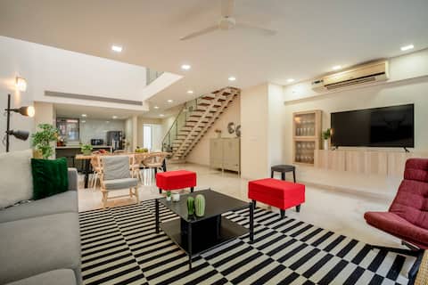 Staymaster Blueberry Bliss | 4BHK Pool-Dona Paula