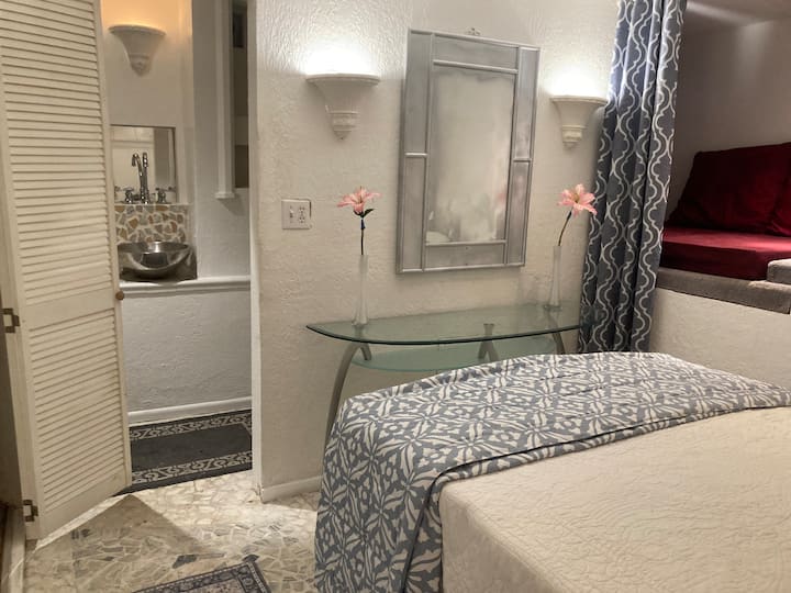 Საძინებელი სააბაზანოში! Და კიდევ ერთხელ გაეცანით მედიტაციას „The privacy room“ -ზე, წაიკითხეთ, დაიძინეთ , უყურეთ ფილმებს! (ფეხზე ვერ წამოდგებით!