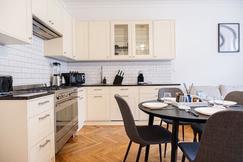 Spacious quiet APT · Near Prague Castle