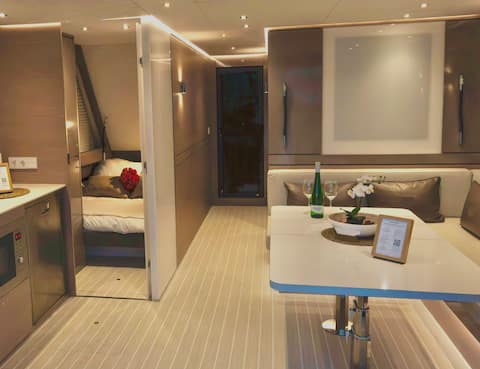 Top Airbnb: Luxury Yacht Charter · Private Experience in València