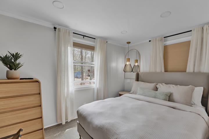Questa camera da letto può ospitare un letto matrimoniale, una cassettiera e un comodino ed è compatta e funzionale.