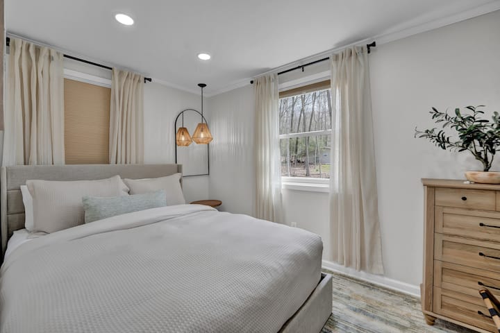 Questa camera da letto può ospitare un letto matrimoniale, una cassettiera e un comodino ed è compatta e funzionale.