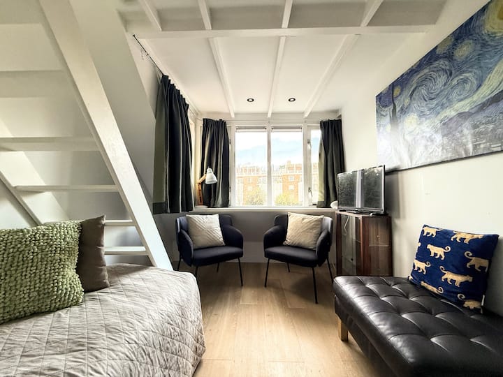 Vitanda 2 vya mtu mmoja: chumba cha kulala kilicho na kitanda kimoja na kitanda kimoja kwenye mezzanine kinachofikika kupitia ngazi