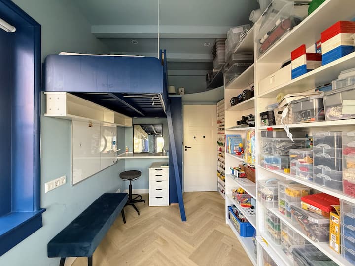 Chumba cha kulala cha watoto kilicho na kitanda cha juu