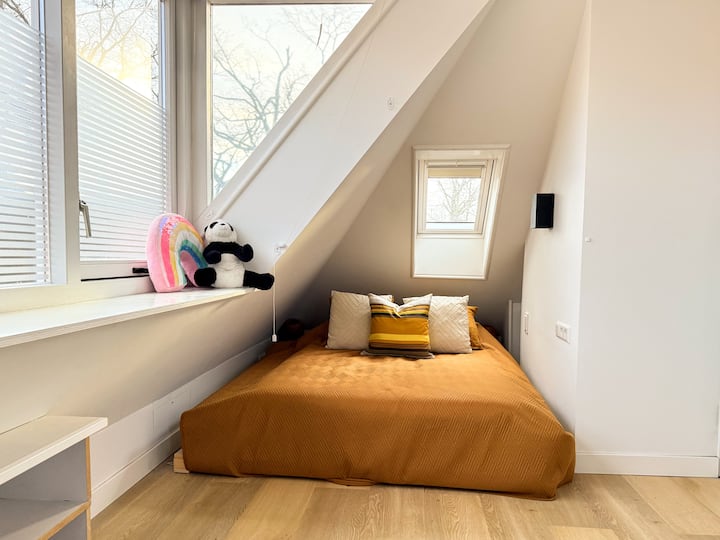 Chumba cha kulala kilicho na kitanda 120x200, godoro sakafuni