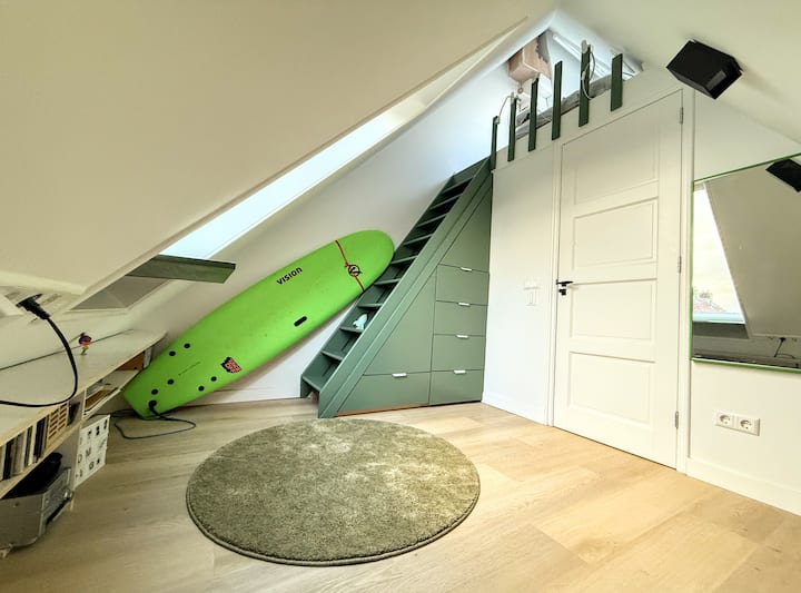 Chumba cha kulala cha watoto kilicho na kitanda kimoja kwenye sakafu ya mezzanine, kinachofikika kupitia ngazi
