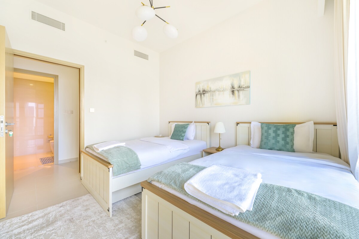 Удобни и удобни двокреветни кревети во втората спална соба која исто така има целосен поглед на Бурџ Калифа.