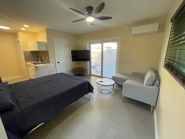 Ultra-modern East Boca Studio For Professionals - Boca Raton, FL