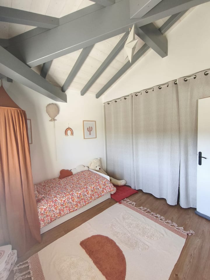 het is een uittrekbaar bed, zodat het kan worden omgezet in 2 eenpersoonsbedden of een tweepersoonsbed. 