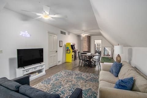 *NEW* Entire Gorgeous Victorian Home Downtown KZOO