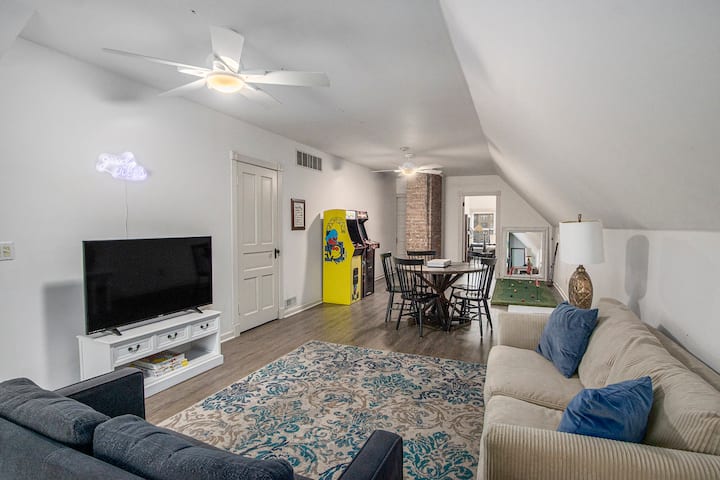 *NEW* Entire Gorgeous Victorian Home Downtown KZOO