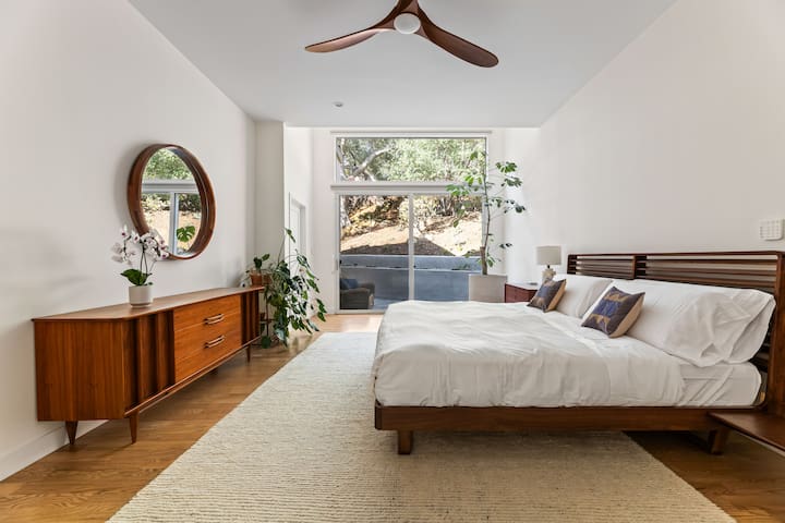 MidCentury Dreams House Near Universal gallery image 4