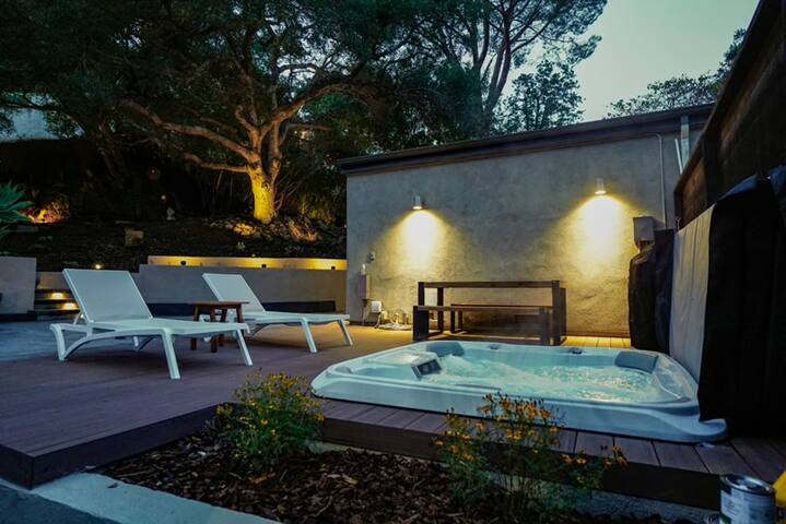 MidCentury Dreams House Near Universal gallery image 3