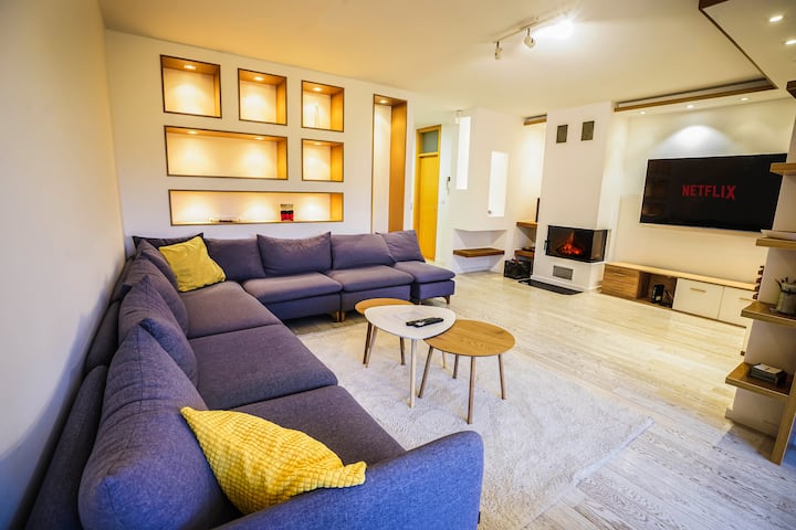 Luxurious 4BDR Retreat - Fireplace - Free Parking