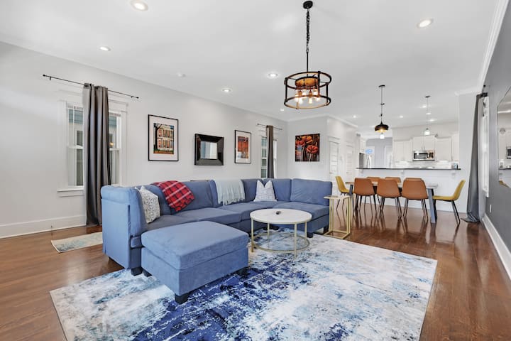 Urban Oasis Near It All: 2.5 miles to actions