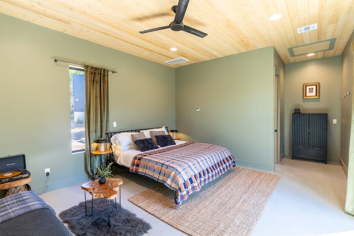 Modern Hill Country Guest House - Spicewood