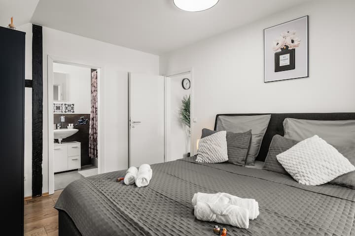 Спалнята разполага с едно двойно легло (180x200) и предлага спокоен сън. Осигуряваме ви чаршафи, както и кърпи. Гардеробът осигурява достатъчно място за съхранение. Спалнята е в непосредствена близост до банята.