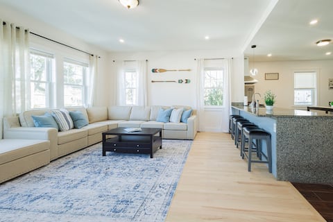 Spaciously Convenient Lake House 4 BR, 2 BA, Unit1