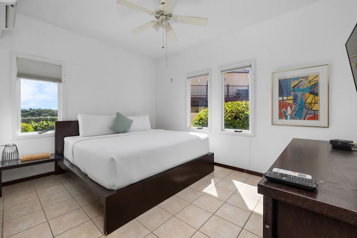 גלו את המקום המושלם לחופשה בחדר השינה המזמין של Mesa Vista 26! הנופש הנעים הזה כולל מיטת קווין סייז קטיפה, המבטיחה שנת לילה רגועה אחרי יום של הרפתקאות.