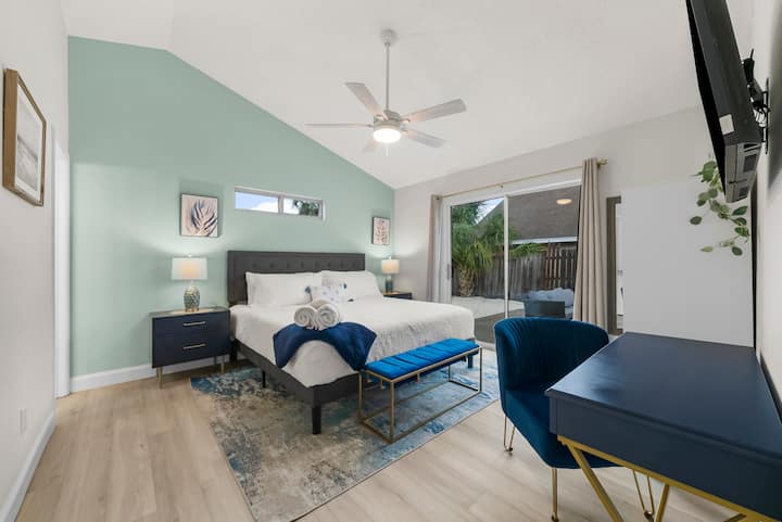 Relájate en la suite principal de Sunsetora, que cuenta con una cómoda cama tamaño king, un ambiente sereno y tranquilo, y puertas correderas al patio que se abren al patio trasero.
