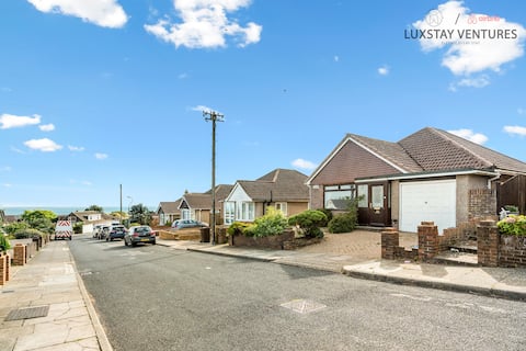 Free Parking | Sleeps 12 | Pool Table | Garden