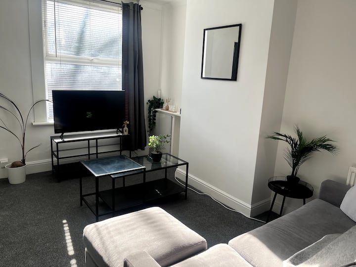 Cosy 2-bed Home|central Location - Dartford