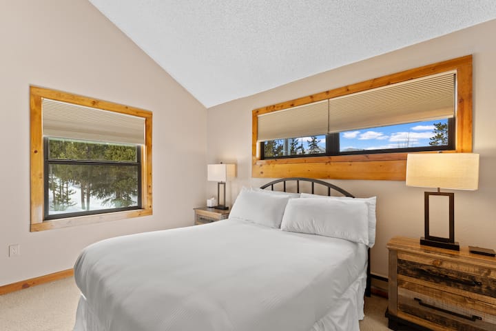 Dhoma kryesore e gjumit në katin e dytë me një krevat dopio "queen" dhe banjë brenda në suitë. 