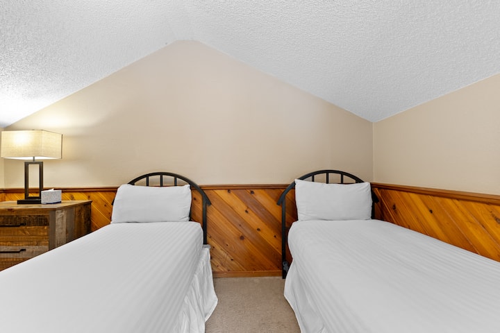 Dhomë gjumi për vizitorët në katin e tretë me 2 krevate dopio. 