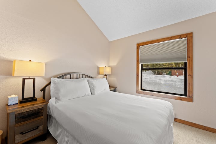 Dhomë gjumi për vizitorët në katin e dytë me krevat dopio "queen". 