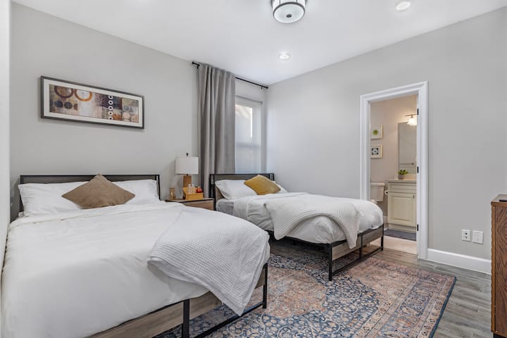 Chumba hiki cha kulala kinachovutia kina vitanda viwili vya ukubwa kamili, na kukifanya kiwe bora kwa marafiki au familia. Chumba kina bafu la chumbani, linalotoa faragha na urahisi. 