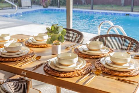 The Mermaid Lounge heated pool, close to beaches!