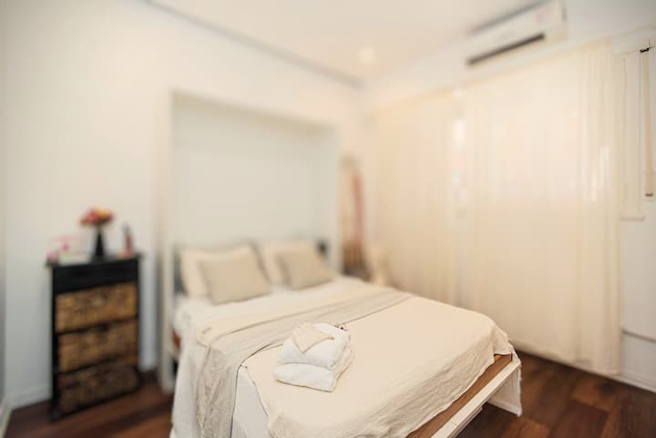 استمتع براحة مريحة في غرفة النوم الرئيسية؛ مساحة هادئة على بعد خطوات من الشارع النابض بالحياة. على الرغم من موقعه القريب من الشارع، إلا أنه عازل للصوت لضمان راحتك. استيقظ مع الضوء الطبيعي وابدأ يومك