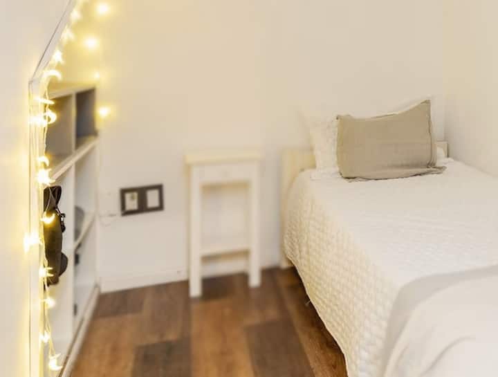 مساحة النوم هذه، على الرغم من صغر حجمها، مثالية لشخص بالغ أو للأطفال. على الرغم من حجمه، يحتوي على سرير مريح