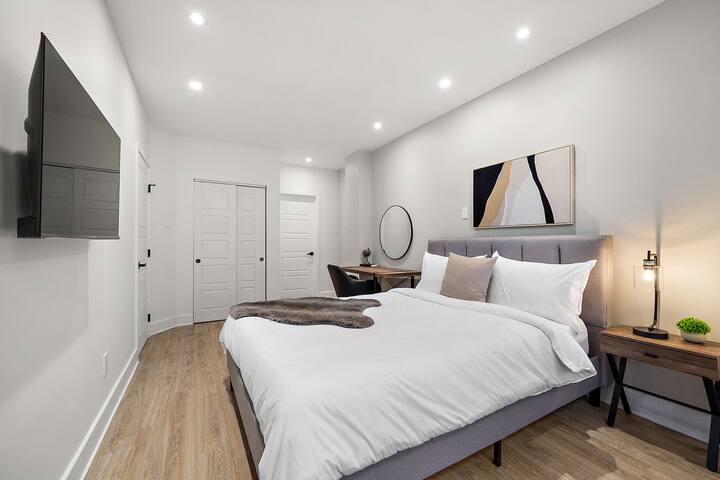 Luxury MTL Old port 2 BR 2 BA Apartment gallery image 5