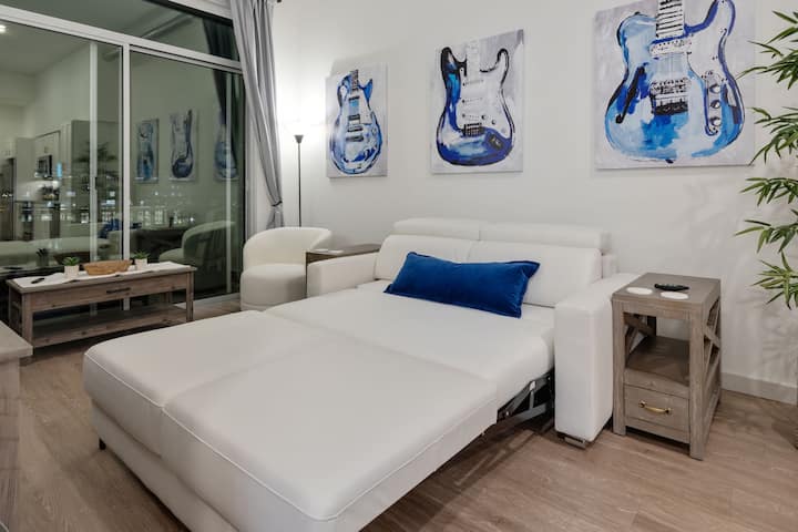 Od kauča do kreveta pritiskom na gumb (pogledajte video poveznicu u kućnom priručniku).