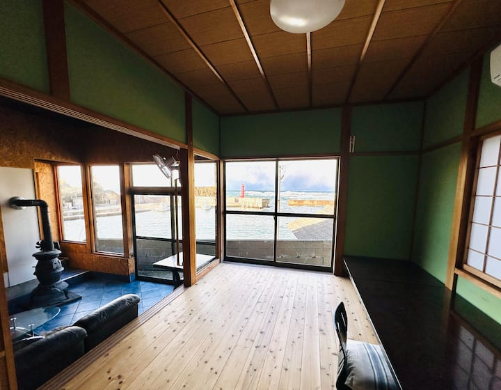 夕日が綺麗な季節！海を見ながら料理出来。堤防で釣れた魚も見えます！Bbqも出来て楽しいですよ。 - 교탄고시