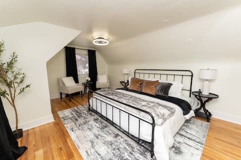 Newly Renovated Gem close to Casino!