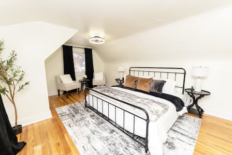 Newly Renovated Gem close to Casino!