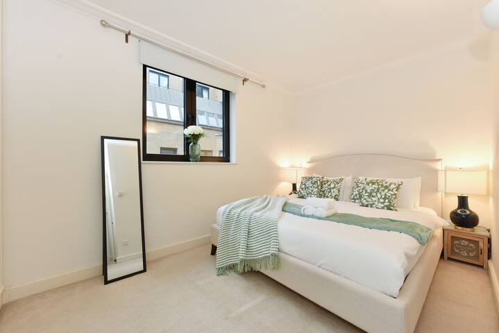 Superb £5m South Kensington 2 Bed 2 Bath Balcony gallery image 5